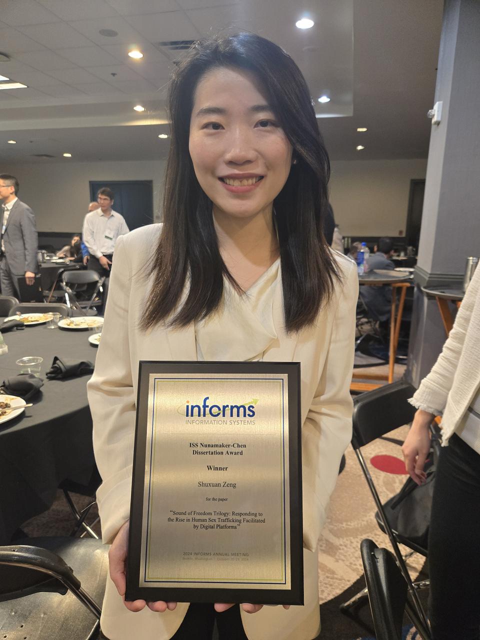 Helen Zeng accepts INFORMS award